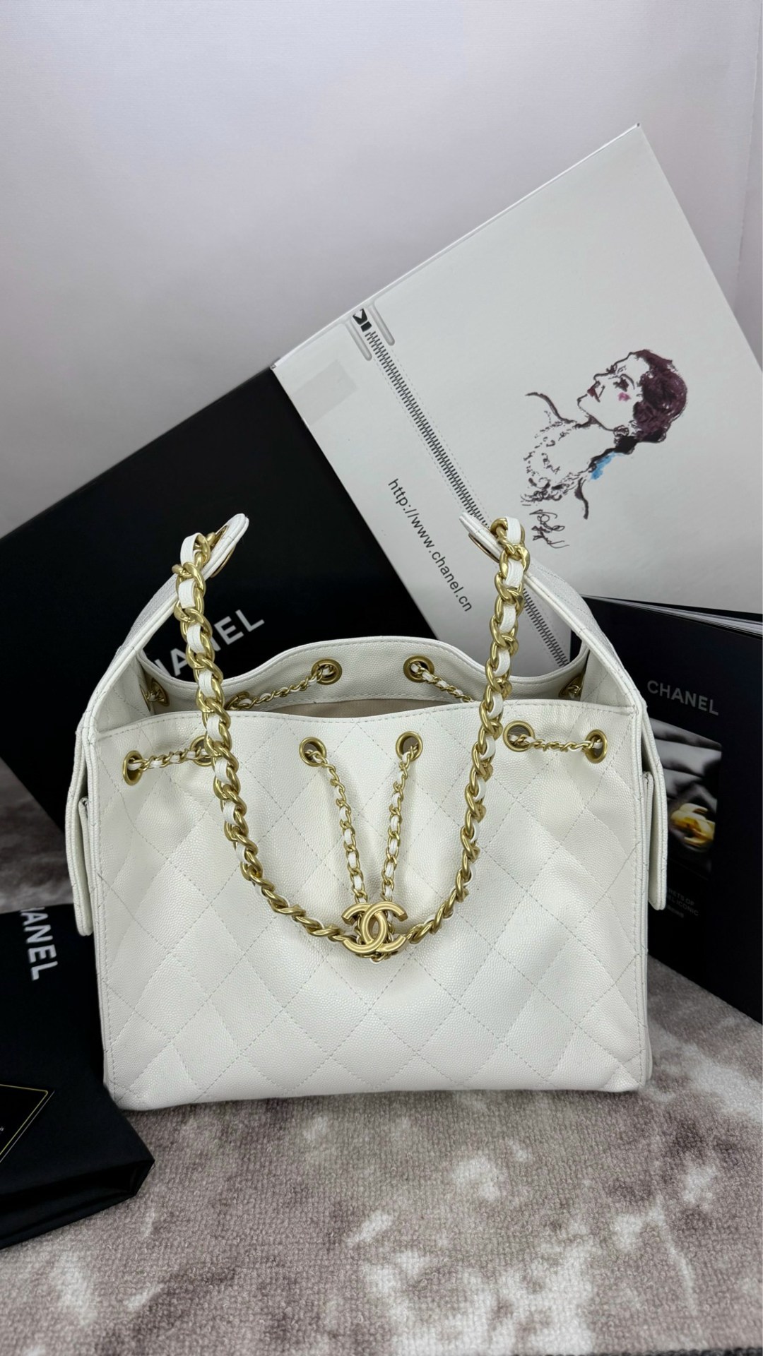 сумка chanel,кожаная белая сумка chanel,сумка шанель,chanel белая кожаная сумка через плечо для женщин,сумка шанель большая