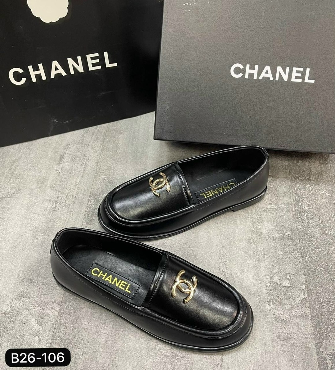 лоферы chanel,лоферы женские chanel,женские кожаные лоферы chanel черные с золотым логотипом,женские кожаные лоферы chanel черные,женские кожаные лоферы chanel с золотистой эмблемой черные