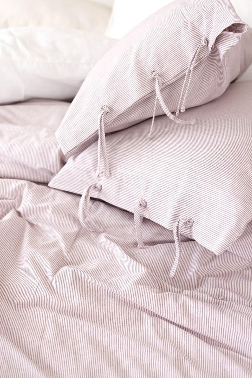 комплект постельного белья,постельное белье белое,постельное белье,белая постель,интерьер спальной