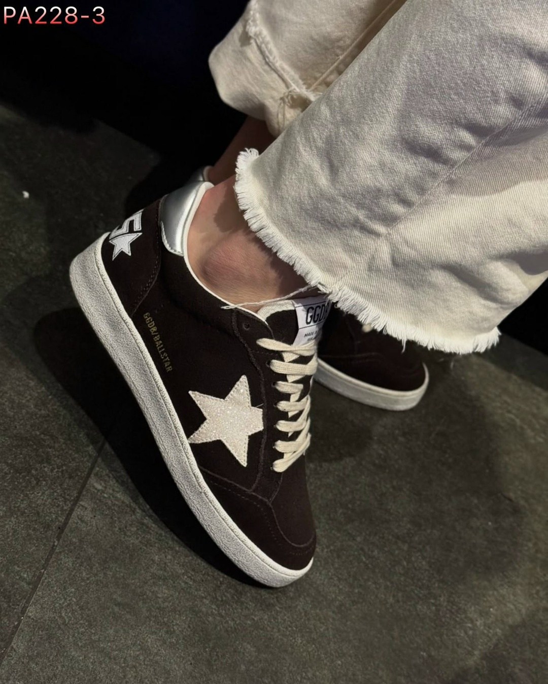 коричневые кроссовки ball star golden goose anthracite silver,golden goose deluxe brand замшевые кеды ball star,мужские замшевые низкие кроссовки с вышитыми звездами superstar golden goose коричневый,