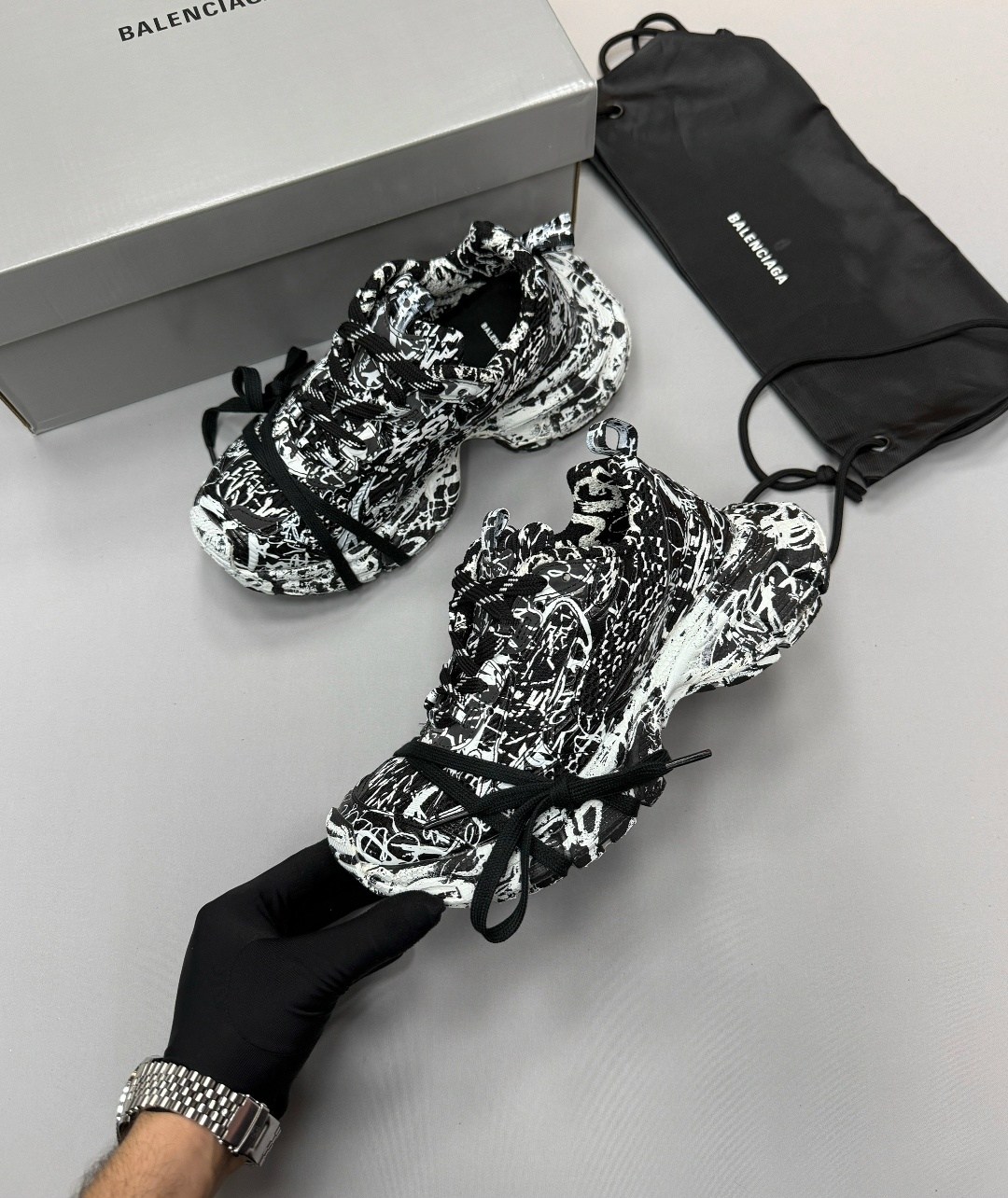 кроссовки balenciaga track sneaker 'graffiti - white black',кроссовки balenciaga phantom sneaker 3xl,кроссовки balenciaga,кроссовки track graffiti balenciaga черный,balenciaga graffiti track sneakers