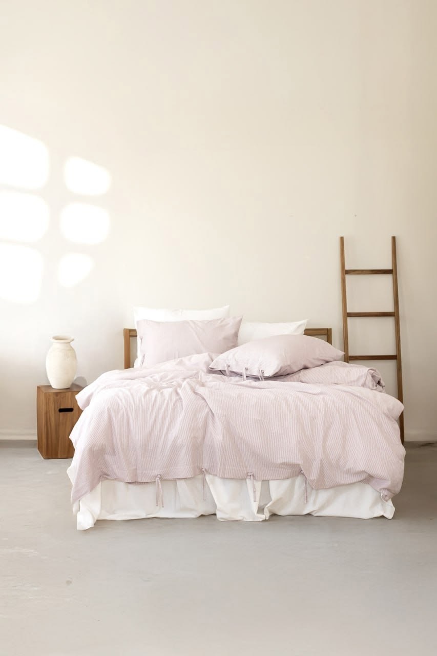 комплект постельного белья,постельное белье белое,постельное белье,белая постель,интерьер спальной