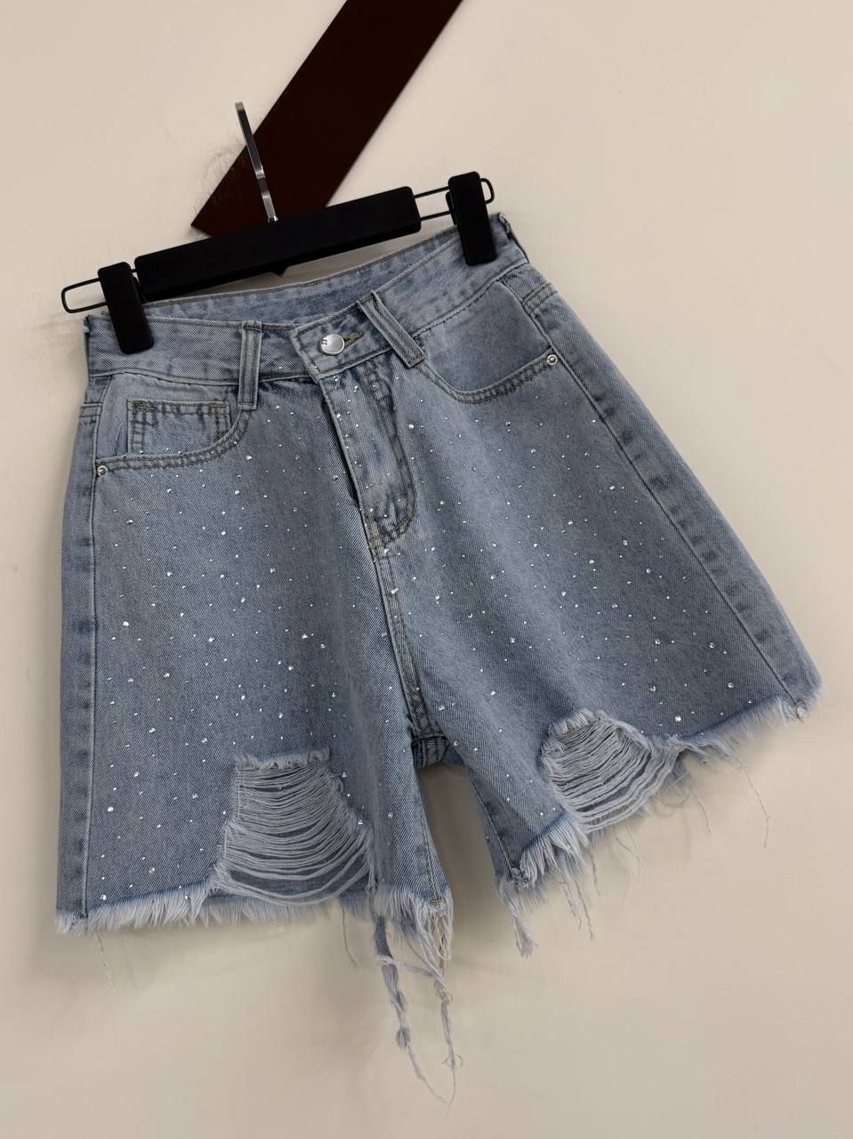 женские джинсовые шорты,джинсовые шорты,джинсовые шорты со стразами,шорты со стразами женские,шорты женские джинсовые со стразами