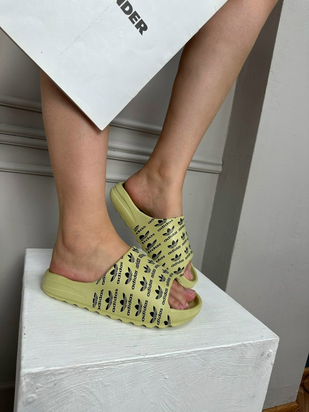 шлепанцы adidas yeezy slide,шлепанцы женские,,шлепки женские,тапки adidas yeezy slide