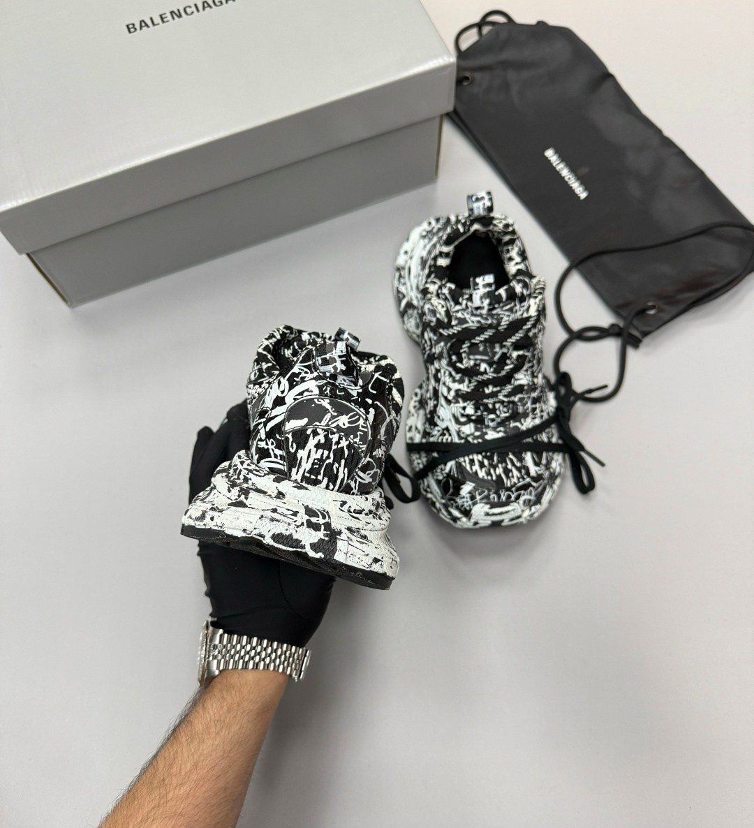 кроссовки balenciaga track sneaker 'graffiti - white black',кроссовки balenciaga phantom sneaker 3xl,кроссовки balenciaga,кроссовки track graffiti balenciaga черный,balenciaga graffiti track sneakers