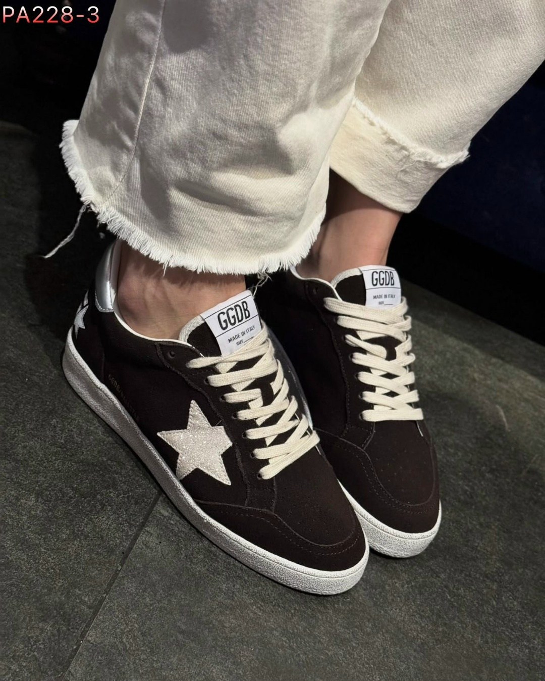 коричневые кроссовки ball star golden goose anthracite silver,golden goose deluxe brand замшевые кеды ball star,мужские замшевые низкие кроссовки с вышитыми звездами superstar golden goose коричневый,