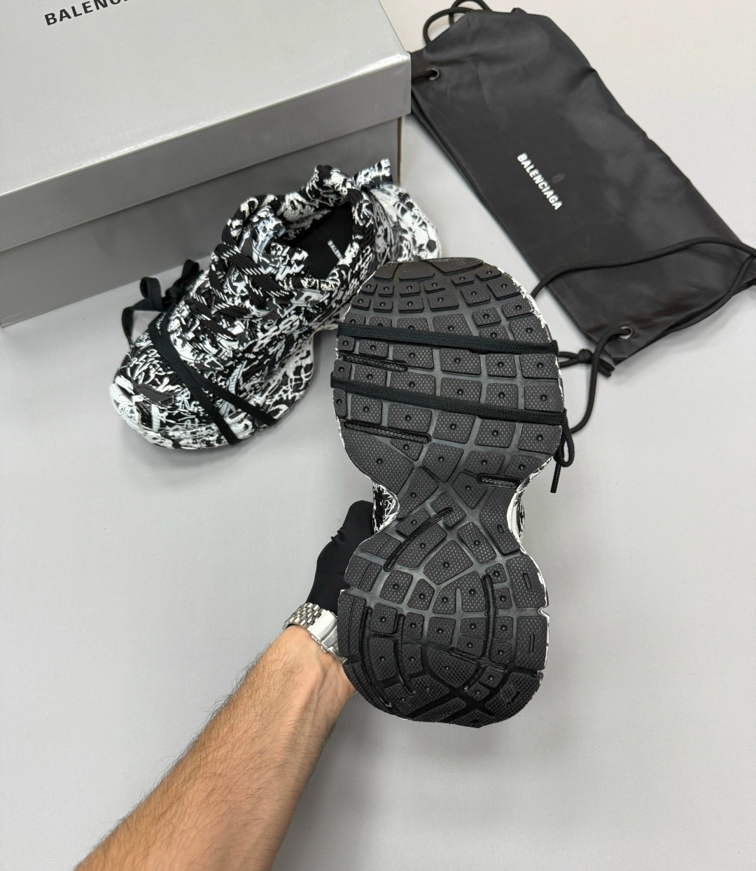 кроссовки balenciaga track sneaker 'graffiti - white black',кроссовки balenciaga phantom sneaker 3xl,кроссовки balenciaga,кроссовки track graffiti balenciaga черный,balenciaga graffiti track sneakers