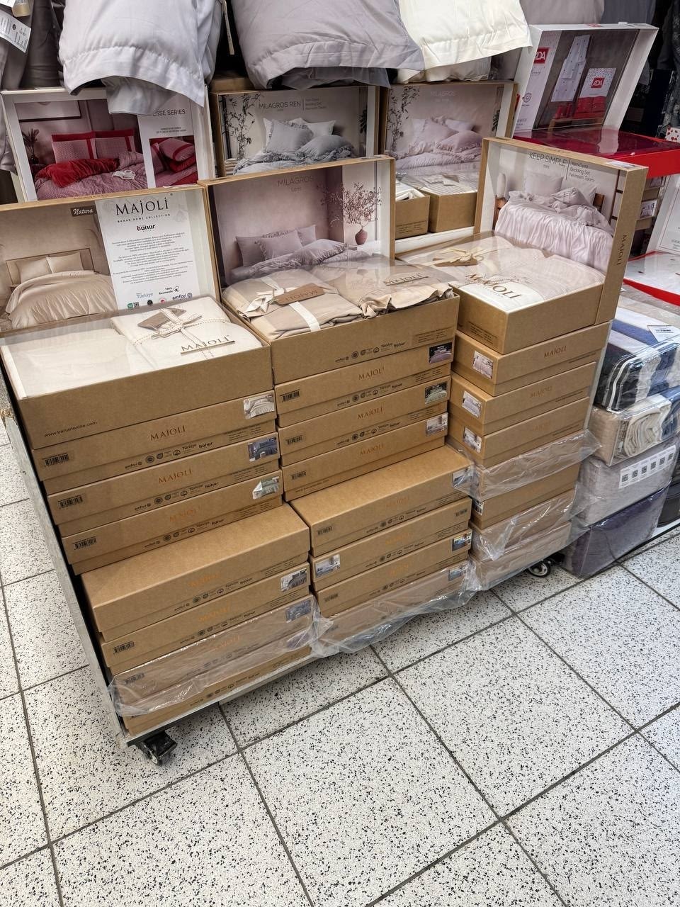 комплект постельного белья,постельное белье белое,постельное белье,белая постель,интерьер спальной