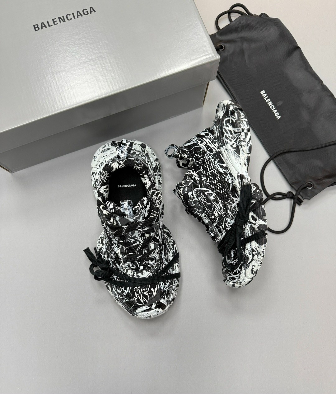 кроссовки balenciaga track sneaker 'graffiti - white black',кроссовки balenciaga phantom sneaker 3xl,кроссовки balenciaga,кроссовки track graffiti balenciaga черный,balenciaga graffiti track sneakers