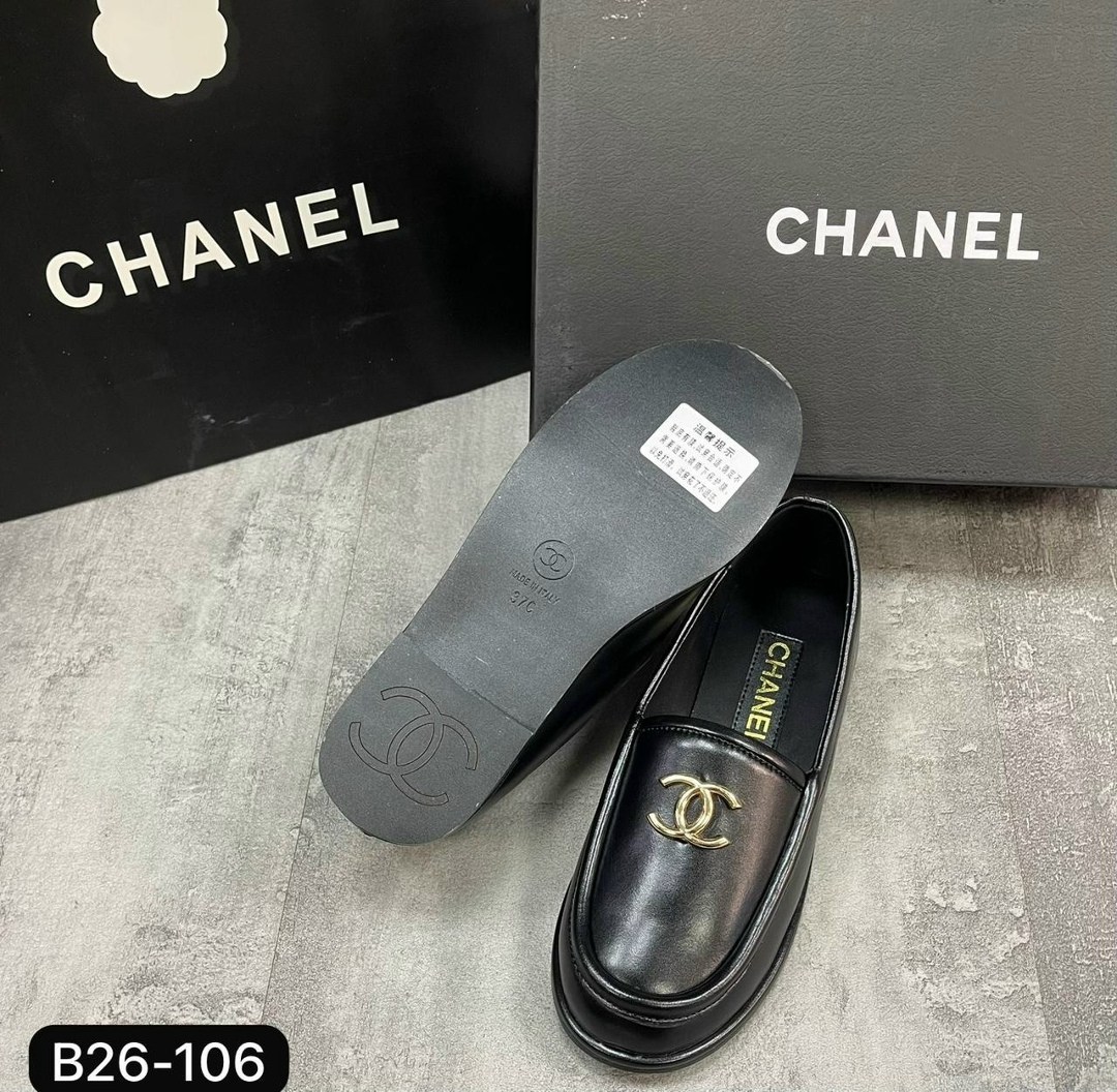 лоферы chanel,лоферы женские chanel,женские кожаные лоферы chanel черные с золотым логотипом,женские кожаные лоферы chanel черные,женские кожаные лоферы chanel с золотистой эмблемой черные