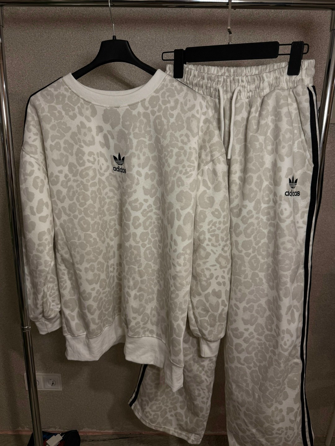 костюм от бренда,спортивный костюм gucci x adidas,свитшот женская,adidas женский костюм белого цвета