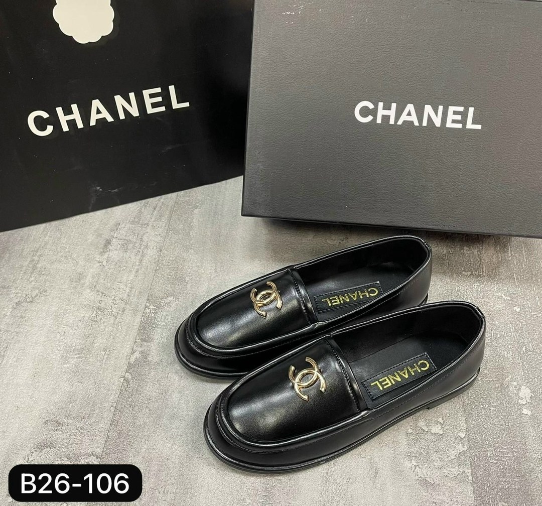 лоферы chanel,лоферы женские chanel,женские кожаные лоферы chanel черные с золотым логотипом,женские кожаные лоферы chanel черные,женские кожаные лоферы chanel с золотистой эмблемой черные