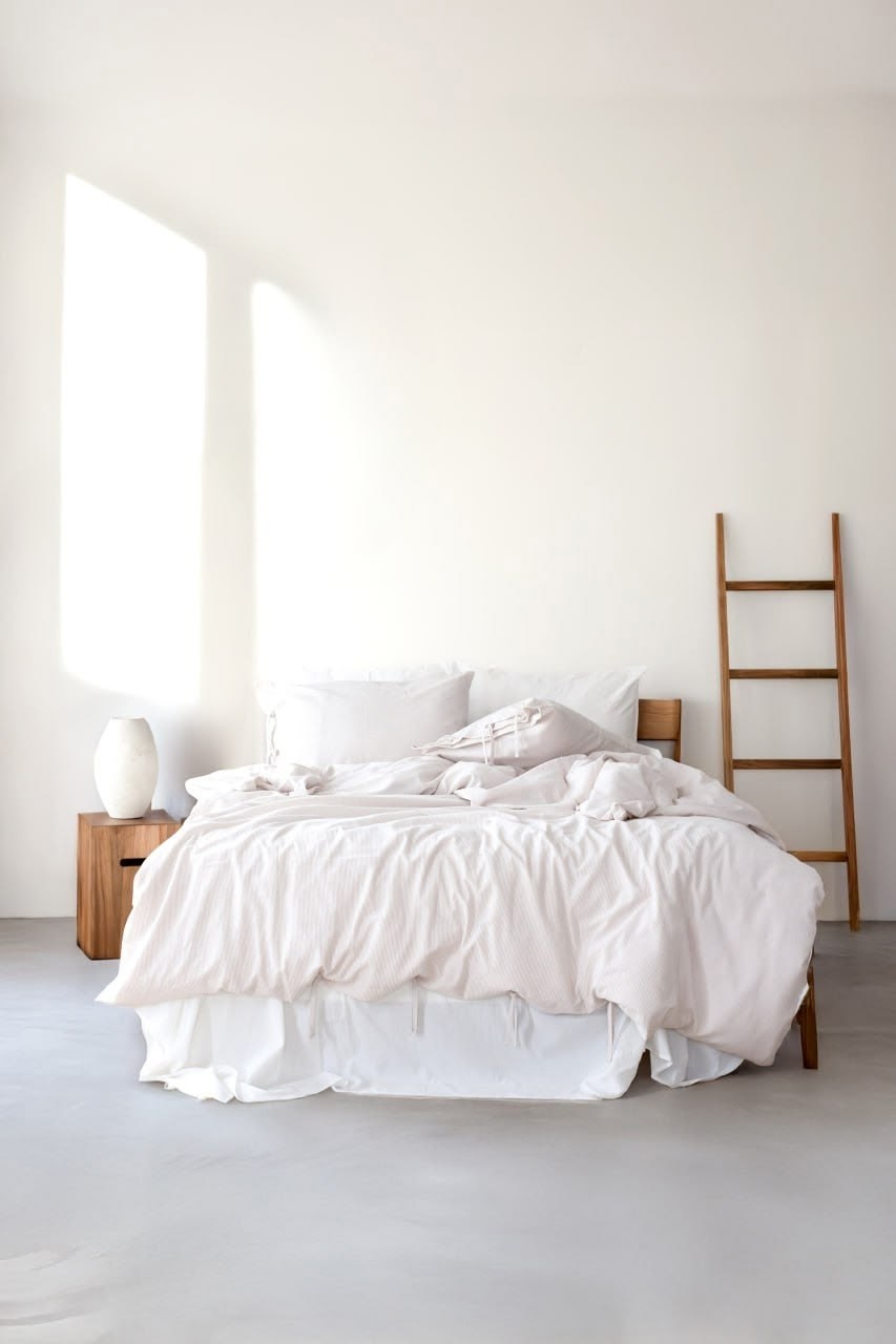 комплект постельного белья,постельное белье белое,постельное белье,белая постель,интерьер спальной