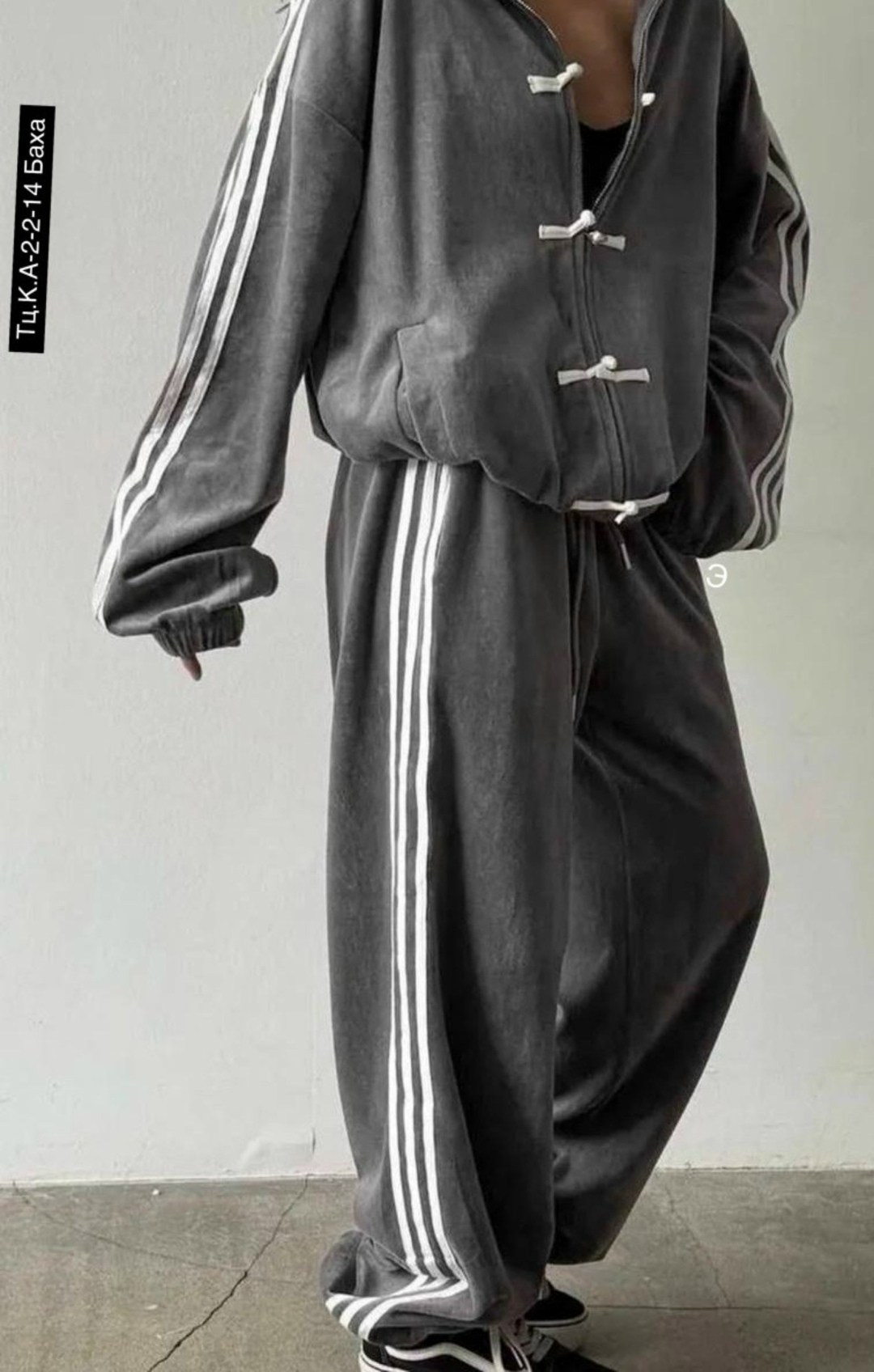 стильные костюмы,женский спортивный костюм,спортивный костюм,женский костюм,костюм с лампасами