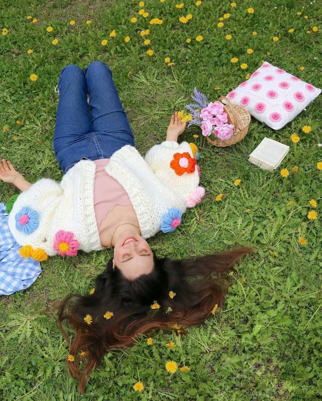 вязаный кардиган с объемными цветами,вязаные кардиганы,кардиган с объемными цветами,модные вязаные вещи,вязаный крючком кардиган