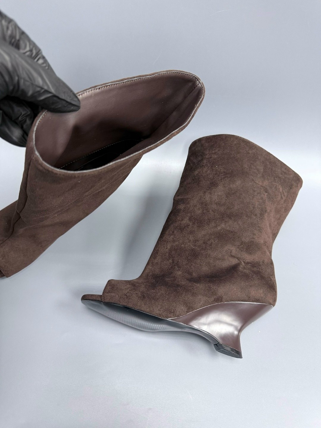 замшевые сапоги,,замшевые ботильоны,коричневые длинные сапоги в странном стиле с открытым носком,женские сапоги