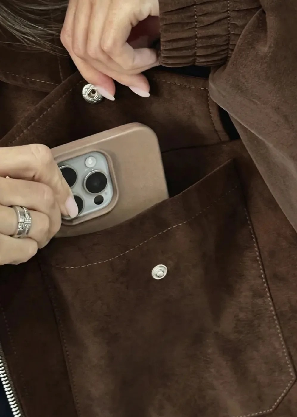 укороченный бомбер из экозамши love republic,куртка замшевая,куртка бомбер,бомбер из натуральной замши,бомбер женская куртка