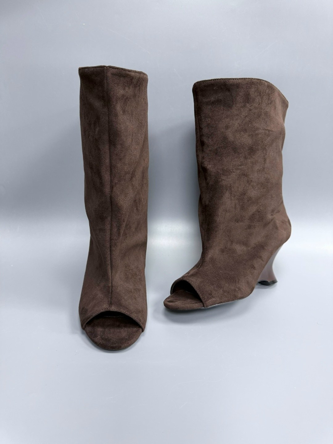 замшевые сапоги,,замшевые ботильоны,коричневые длинные сапоги в странном стиле с открытым носком,женские сапоги