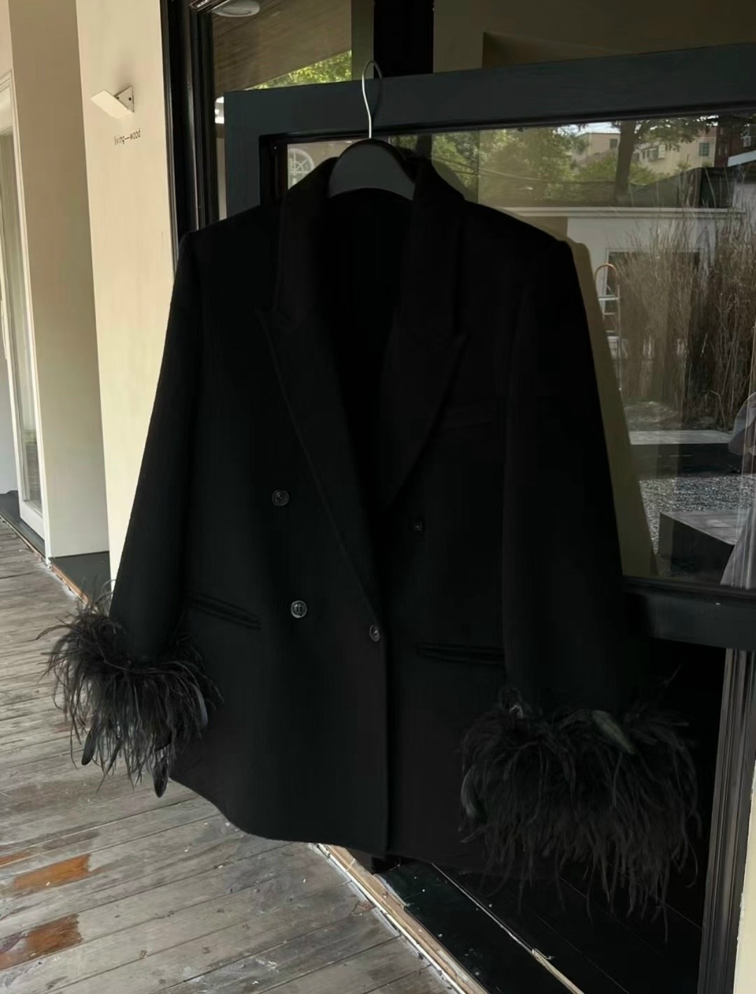 жакет с перьями,пиджак с перьями,женский черный шерстяной жакет с перьевой отделкой prada,пиджак с перьями на рукавах,жакет прямого кроя с перьями