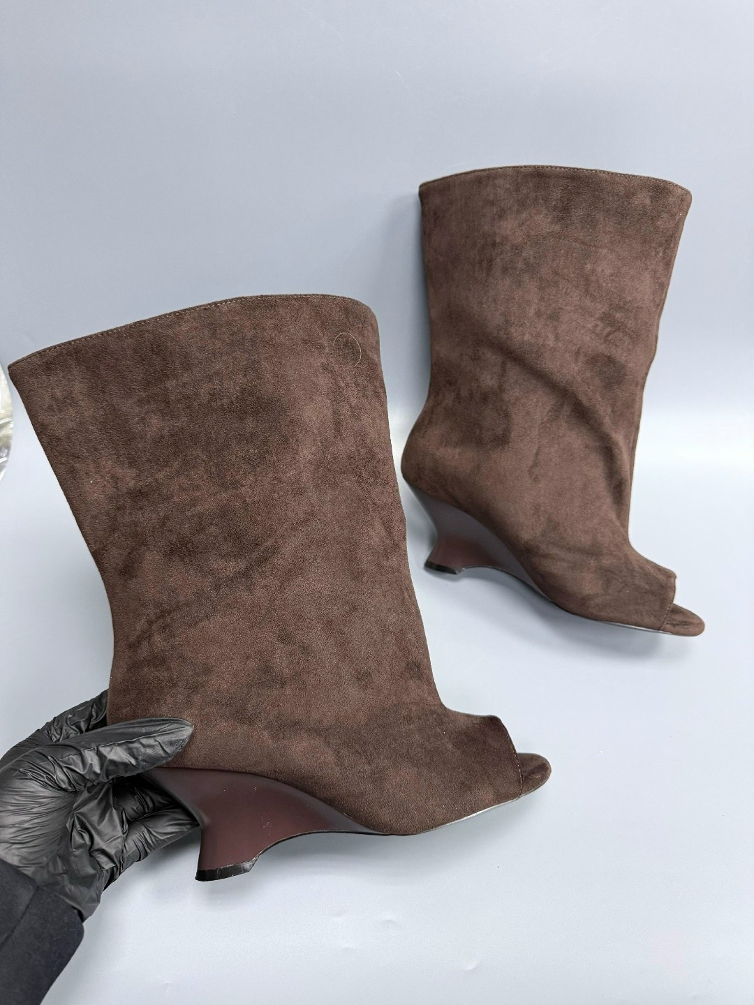 замшевые сапоги,,замшевые ботильоны,коричневые длинные сапоги в странном стиле с открытым носком,женские сапоги
