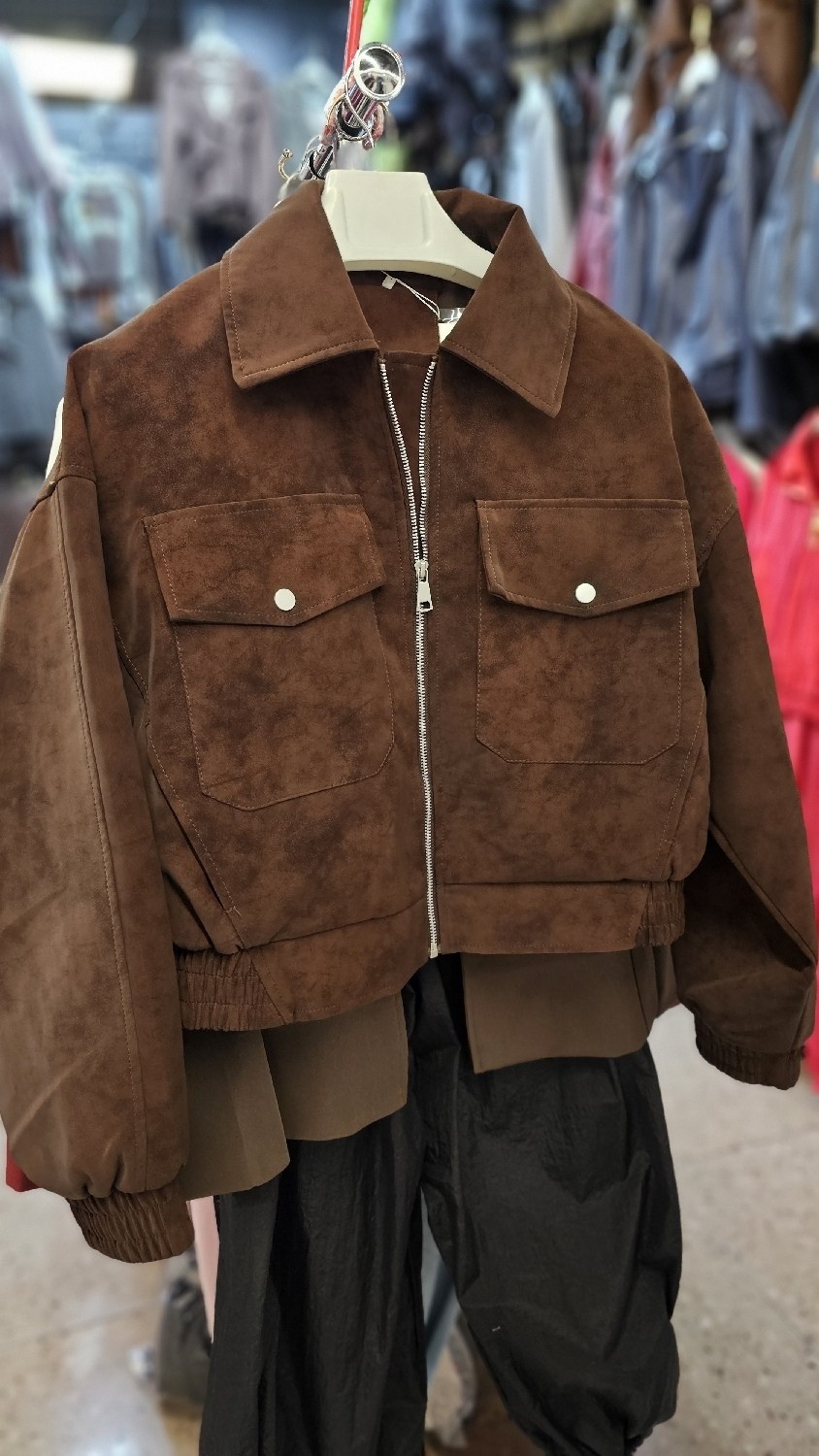 замшевая куртка,куртка бомбер,коричневая куртка,модные образы,куртка оверсайз