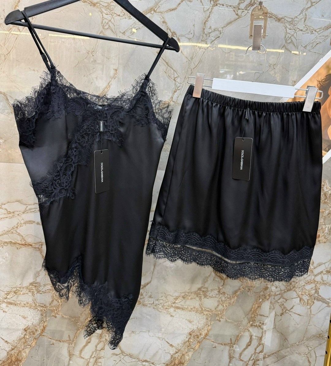 шелковая пижама,женская шелковая пижама,шелковая пижама с кружевами,пижама с кружевом,атласная пижама с кружевной отделкой