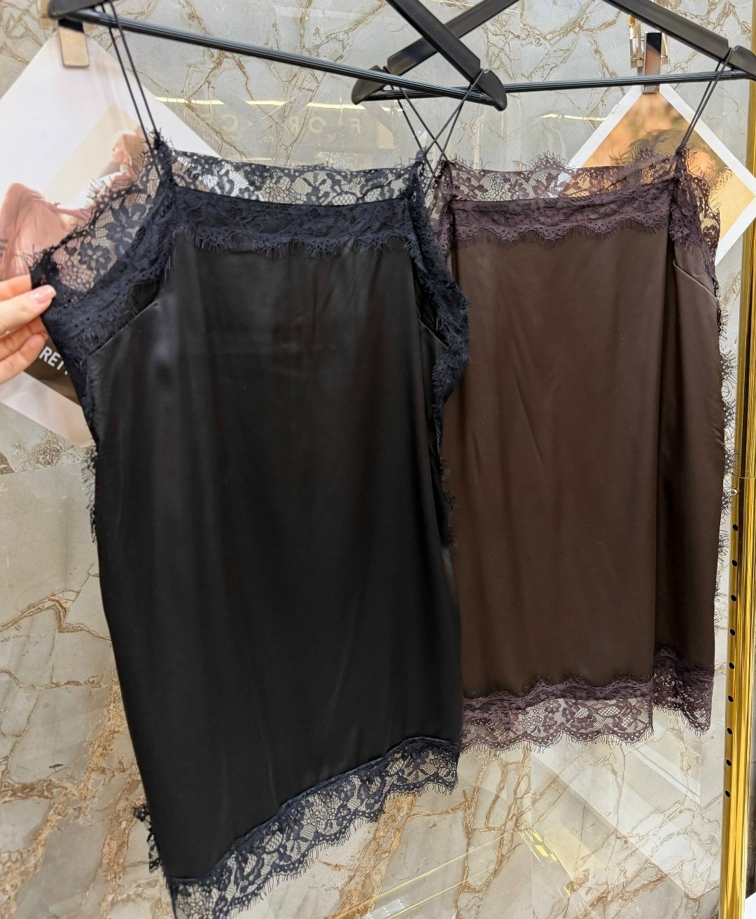 юбка миди с кружевной отделкой коричневый,pinko юбка миди с кружевной отделкой коричневый,кружевная юбка,атласная юбка с кружевом,атласная юбка миди в бельевом стиле