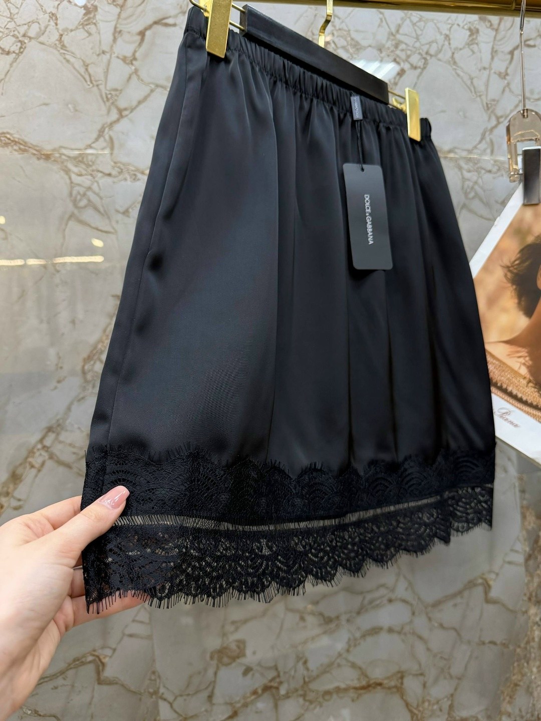 шелковая пижама,женская шелковая пижама,шелковая пижама с кружевами,пижама с кружевом,атласная пижама с кружевной отделкой