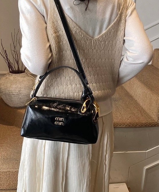 женская лакированная сумка miu miu 20x12 см black,сумка miu miu,сумка женская miu miu,сумка,женская сумка