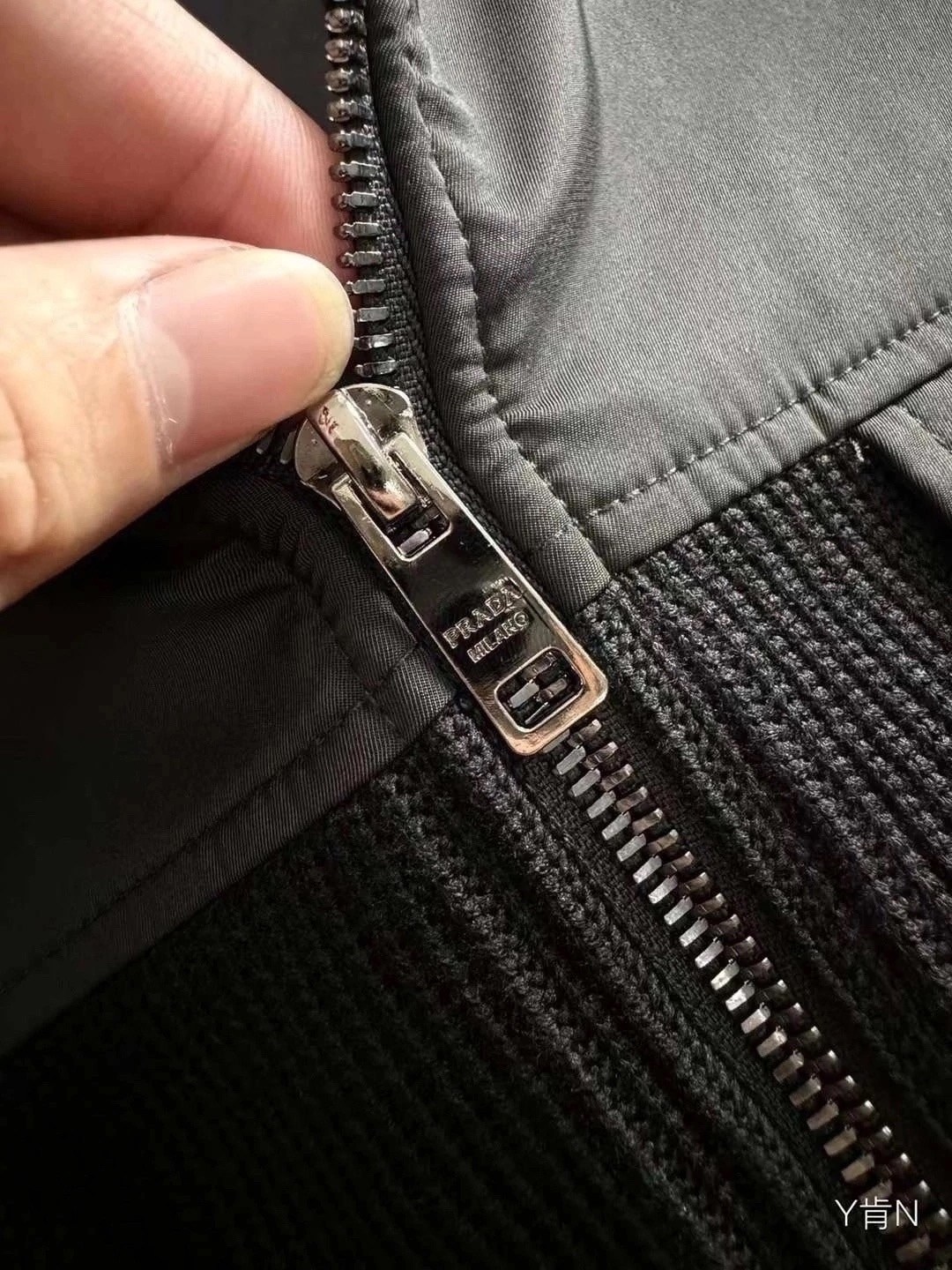 жилетка прада,стильная жилетка,жилет prada,жилетка,жилетка безрукавка