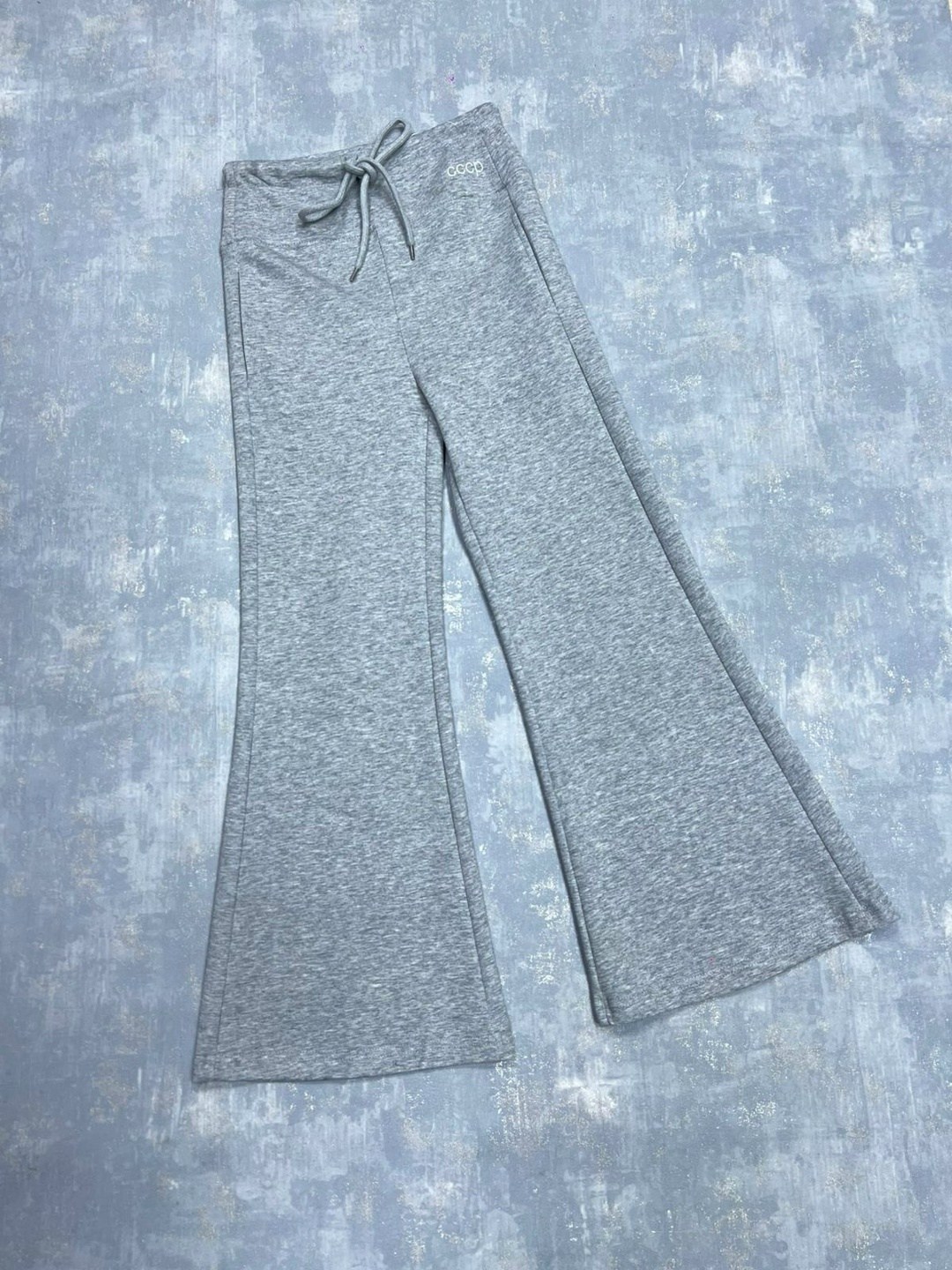 повседневные брюки,спортивные брюки,серые спортивные штаны клеш,расклешенные спортивные брюки,широкие брюки