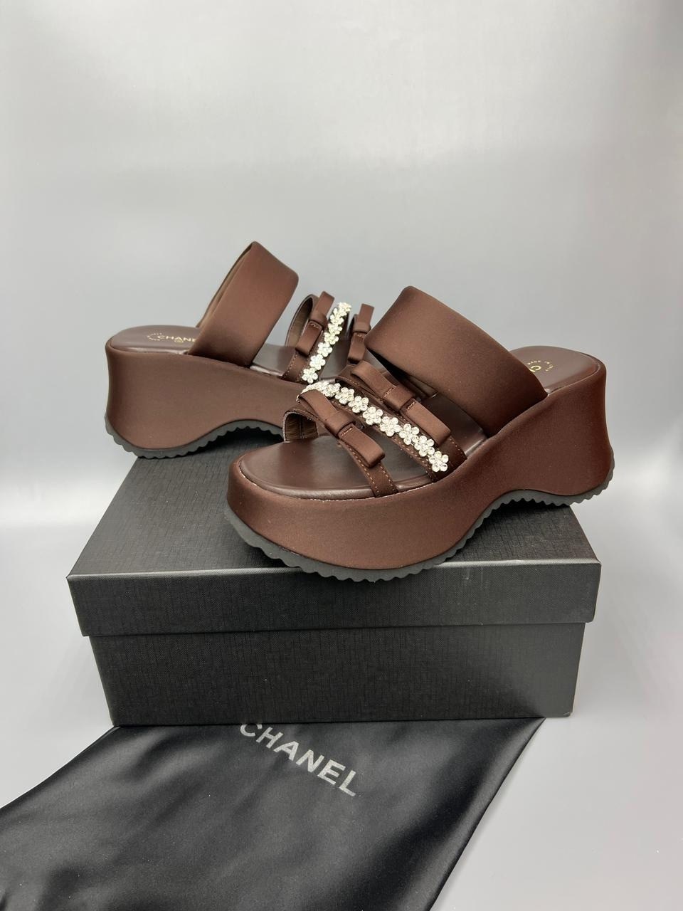 шлепанцы женские,,шлепанцы женские на платформе,модные шлепанцы,женские босоножки