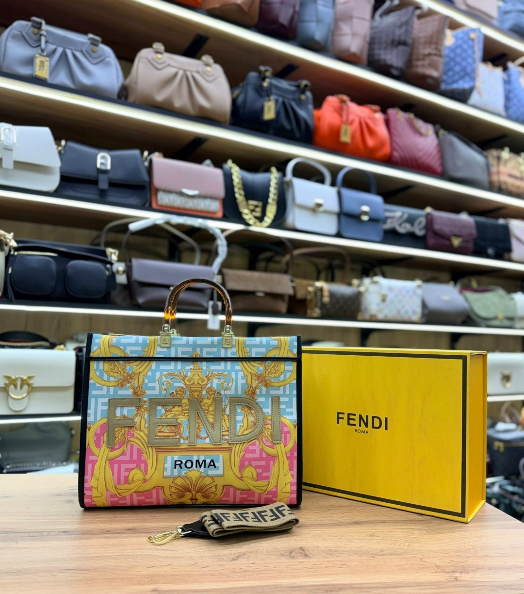 сумка fendi,сумка женская fendi,fendi сумка тоут,fendi сумка на плечо,сумка fendi roma