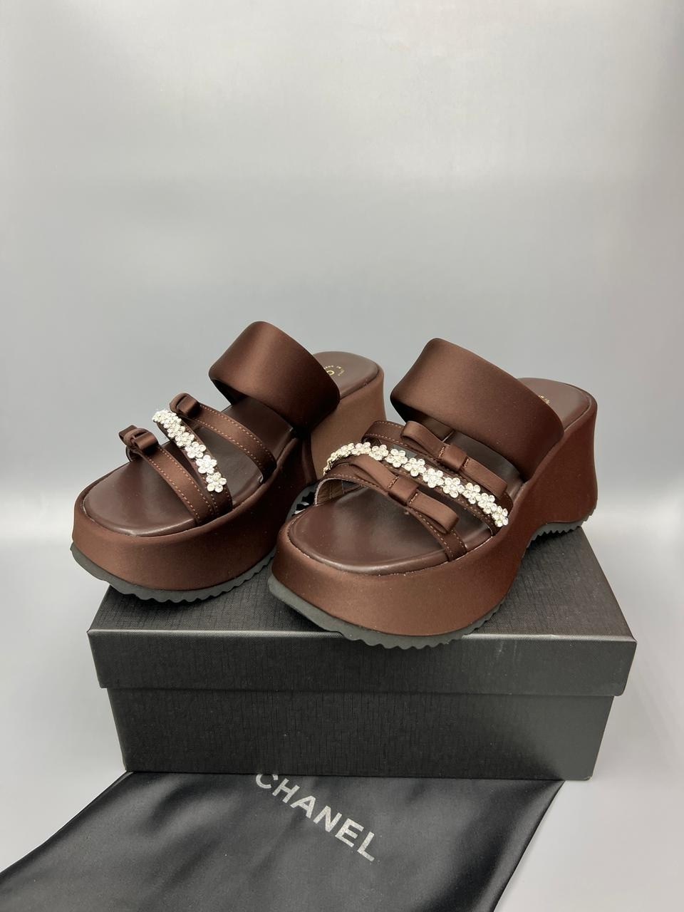 шлепанцы женские,,шлепанцы женские на платформе,модные шлепанцы,женские босоножки