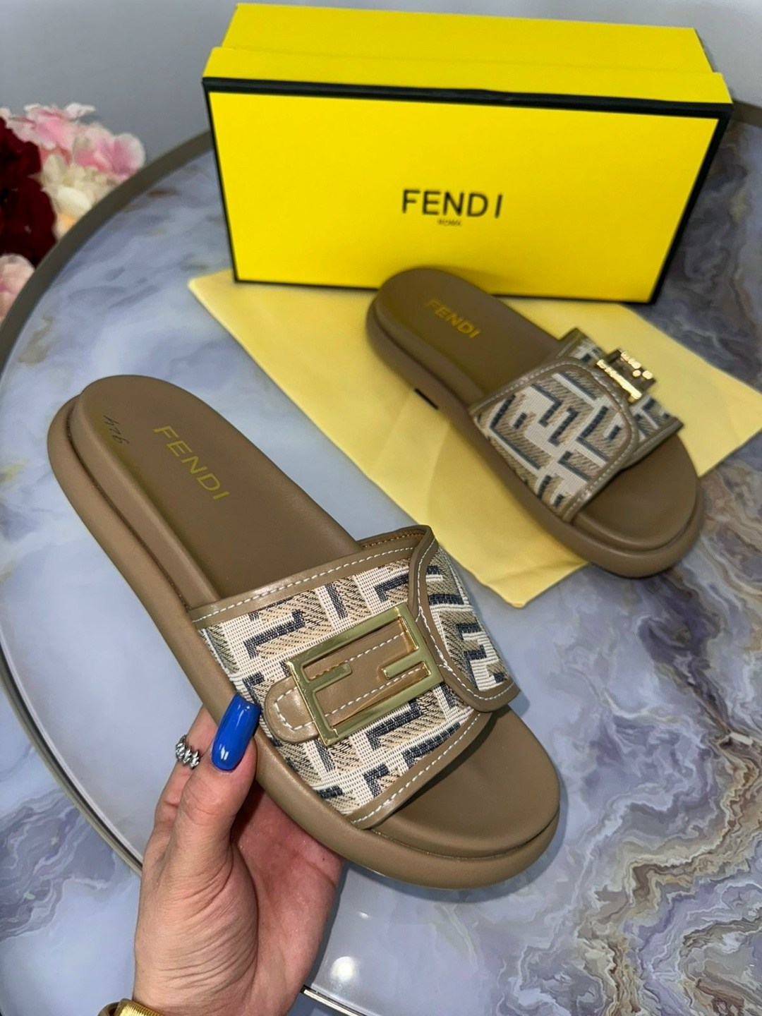 шлепки фенди,шлепанцы fendi,тапочки fendi,шлепки фенди женские,шлепанцы женские fendi