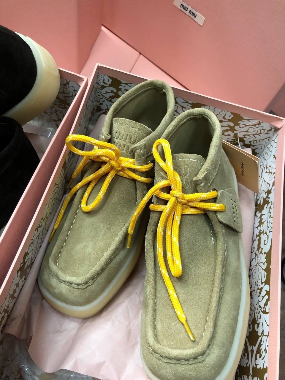 женские ботинки miu miu,женские зимние замшевые ботинки miu miu с мехом бежевые,,ботинки замшевые miu miu,ботинки miu miu