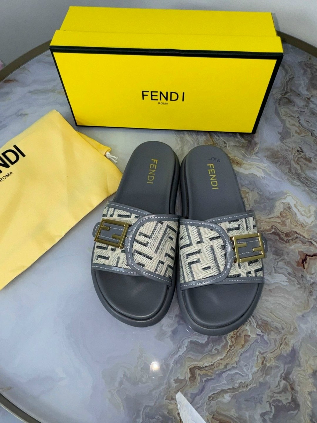 шлепки фенди,шлепанцы fendi,тапочки fendi,шлепки фенди женские,шлепанцы женские fendi