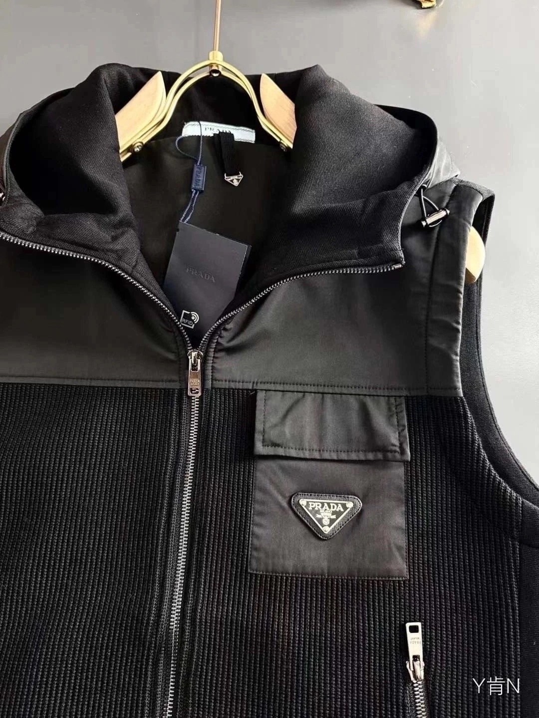 жилетка прада,стильная жилетка,жилет prada,жилетка,жилетка безрукавка