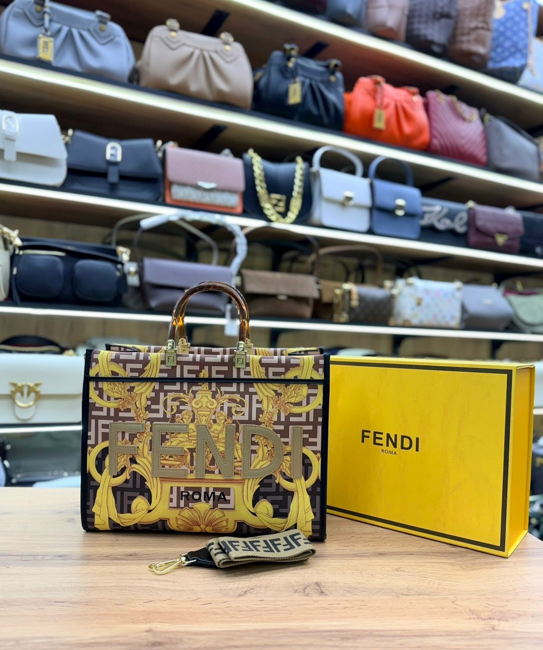 сумка fendi,сумка женская fendi,fendi сумка тоут,fendi сумка на плечо,сумка fendi roma