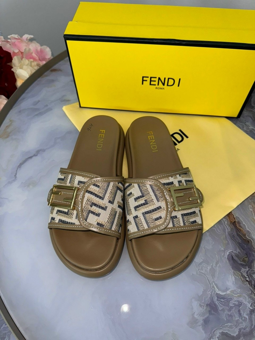 шлепки фенди,шлепанцы fendi,тапочки fendi,шлепки фенди женские,шлепанцы женские fendi