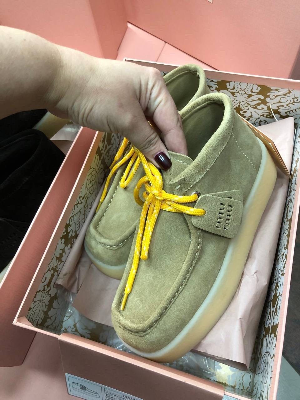 женские ботинки miu miu,женские зимние замшевые ботинки miu miu с мехом бежевые,,ботинки замшевые miu miu,ботинки miu miu