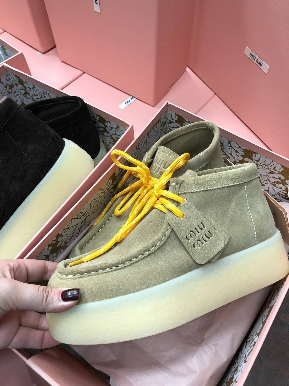 женские ботинки miu miu,женские зимние замшевые ботинки miu miu с мехом бежевые,,ботинки замшевые miu miu,ботинки miu miu