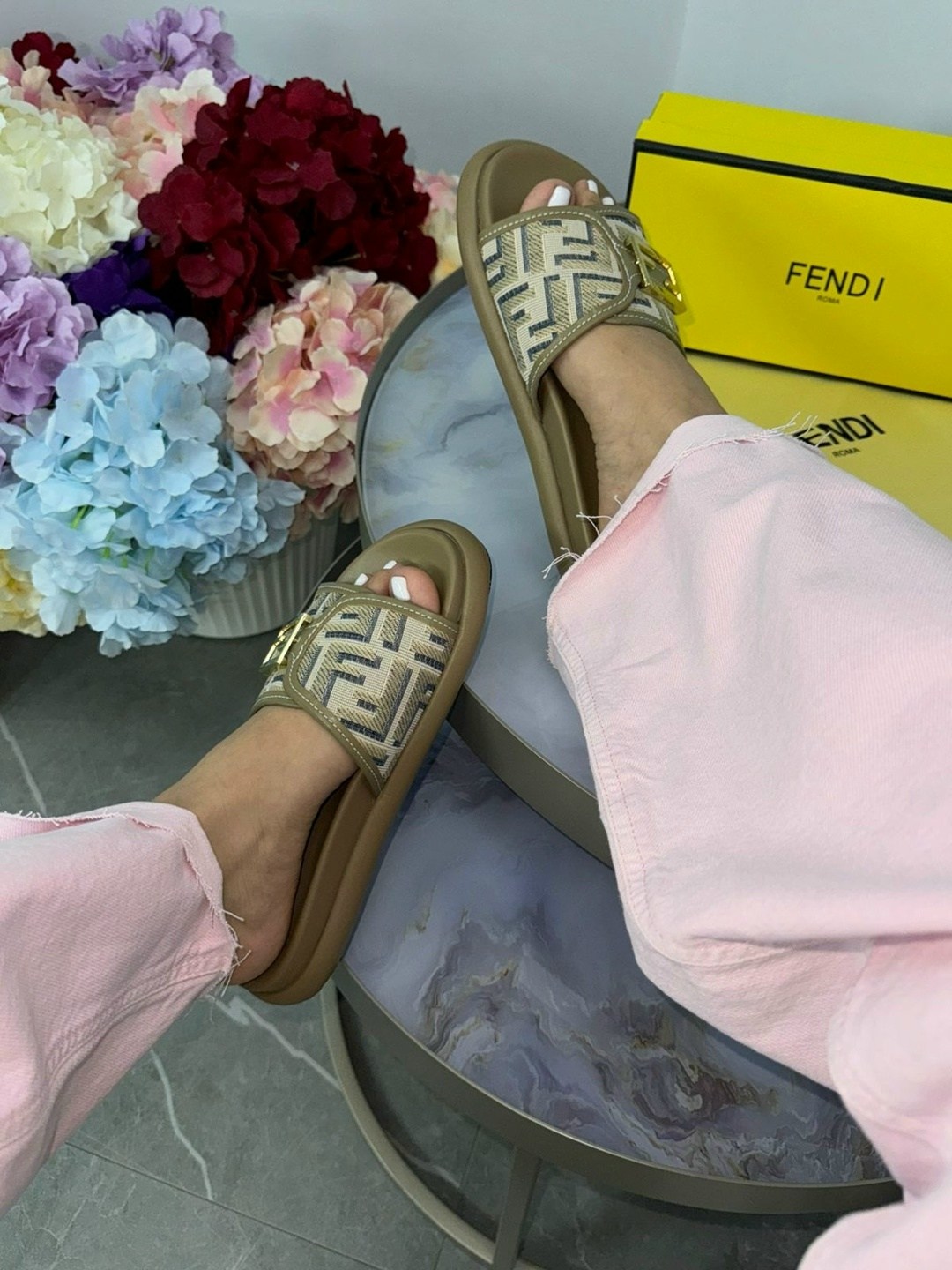 шлепки фенди,шлепанцы fendi,тапочки fendi,шлепки фенди женские,шлепанцы женские fendi