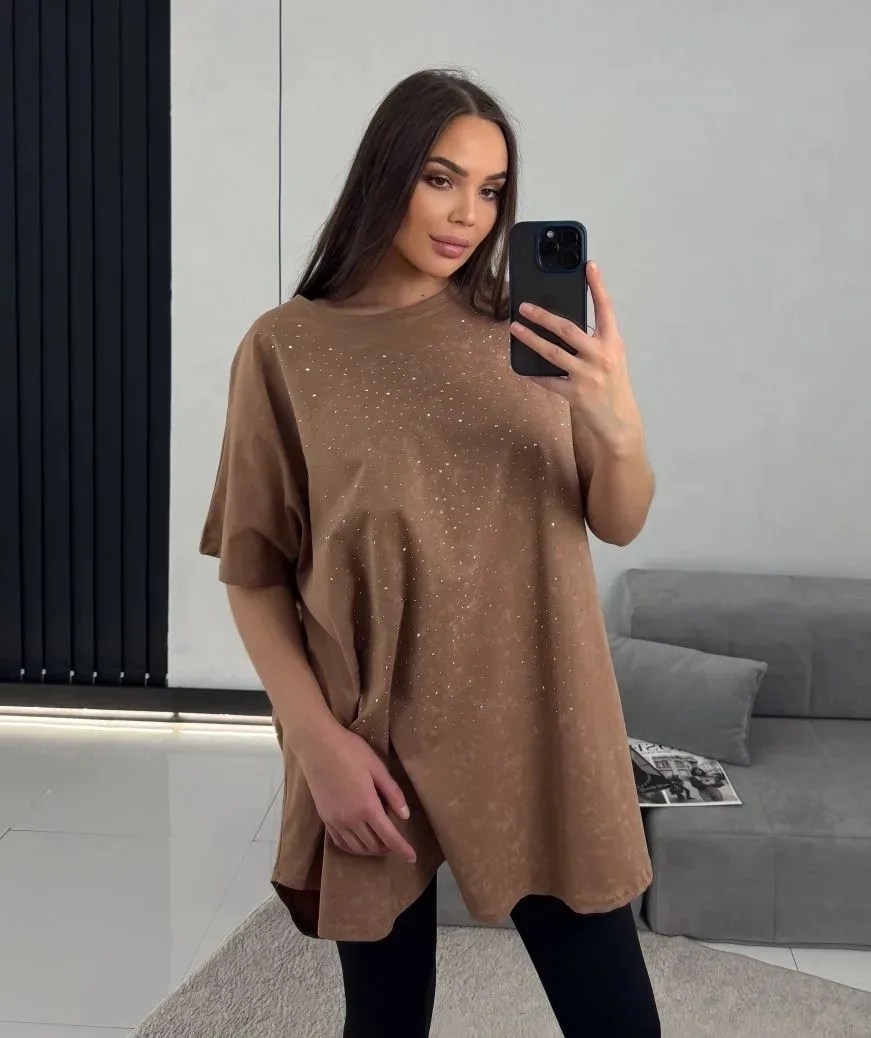 футболка оверсайз удлиненная со стразами tosha,женская футболка,футболки оверсайз женские,футболка оверсайз варенка со стразами серая варенка micca,футболка со стразами оверсайз temnaystar