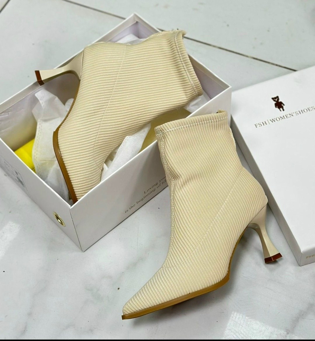 женские ботильоны,,стильные ботильоны,ботильоны модные,бежевые лаковые ботильоны