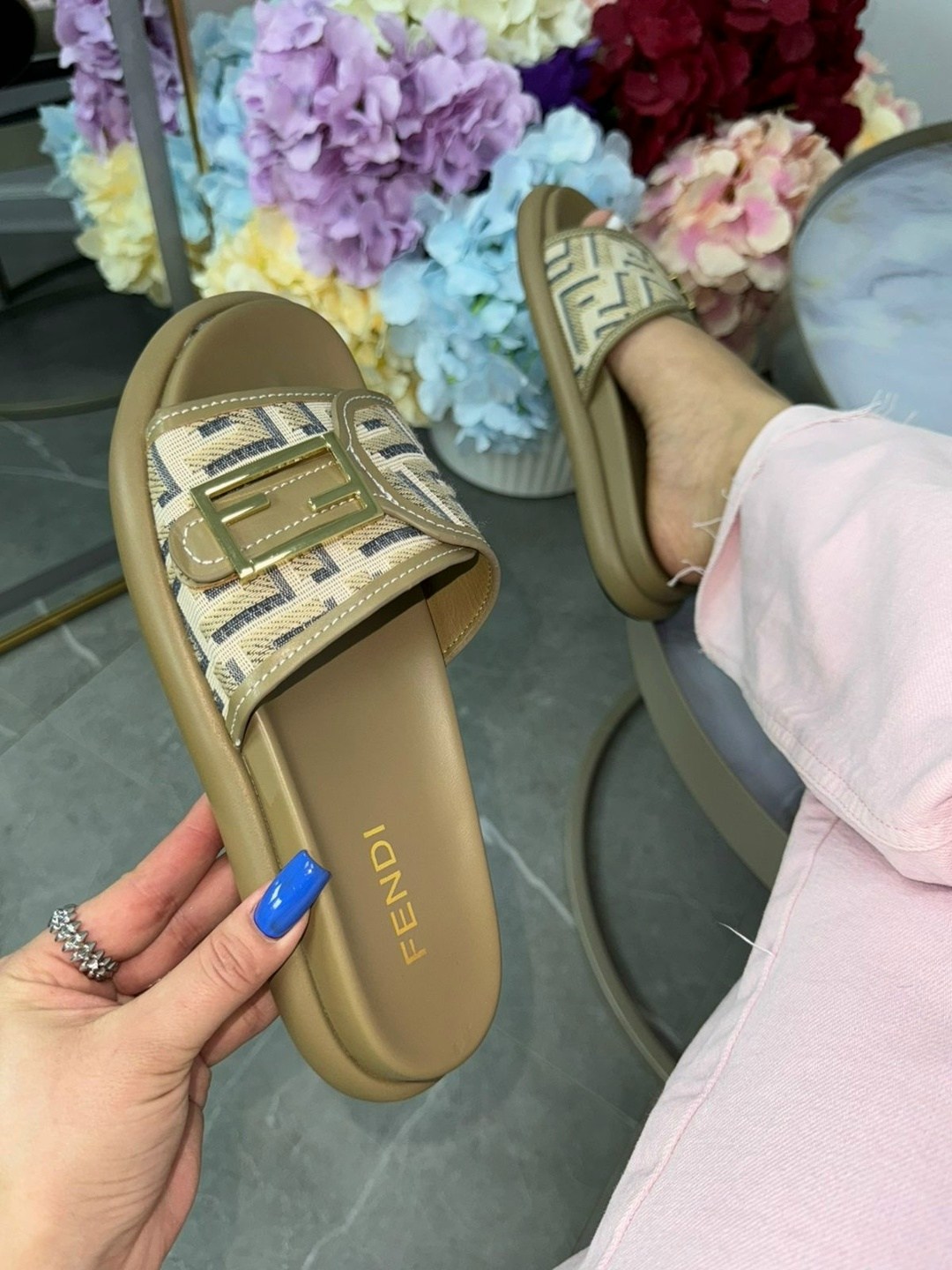 шлепки фенди,шлепанцы fendi,тапочки fendi,шлепки фенди женские,шлепанцы женские fendi