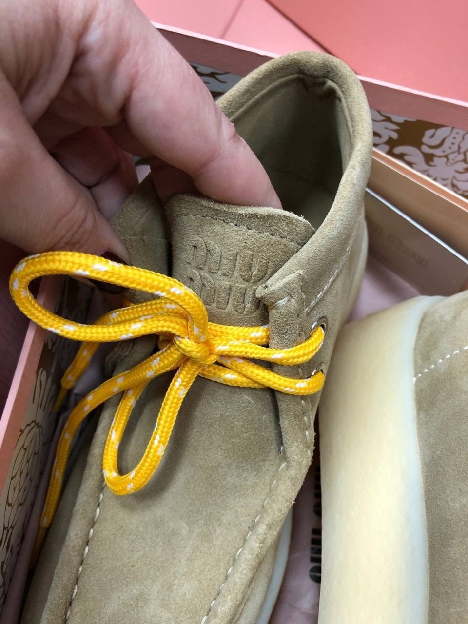 женские ботинки miu miu,женские зимние замшевые ботинки miu miu с мехом бежевые,,ботинки замшевые miu miu,ботинки miu miu