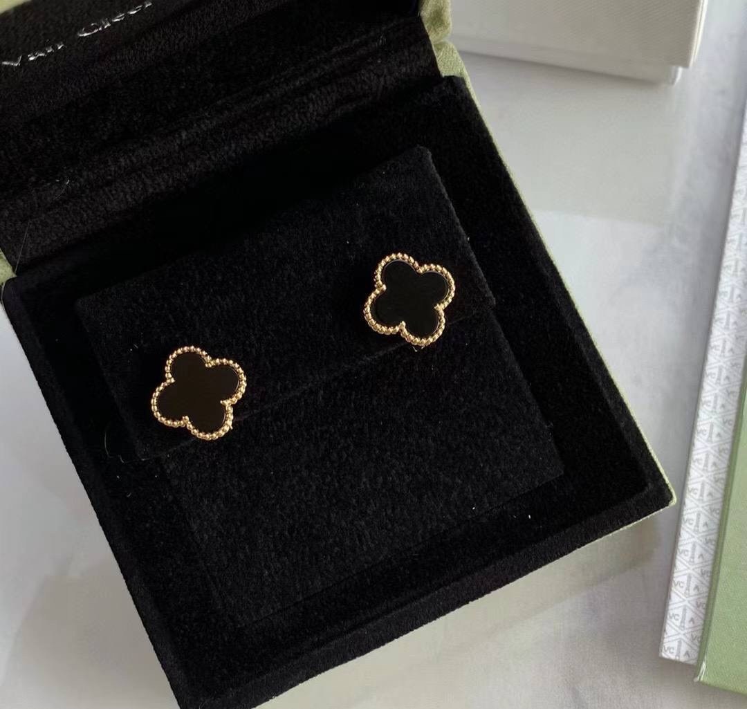 пуссеты pure alhambra,van cleef alhambra подвеска,collier alhambra van cleef,пуссеты pure alhambra желтое золото 18 карат оникс van cleef & arpels,подвеска van cleef & arpels sweet alhambra