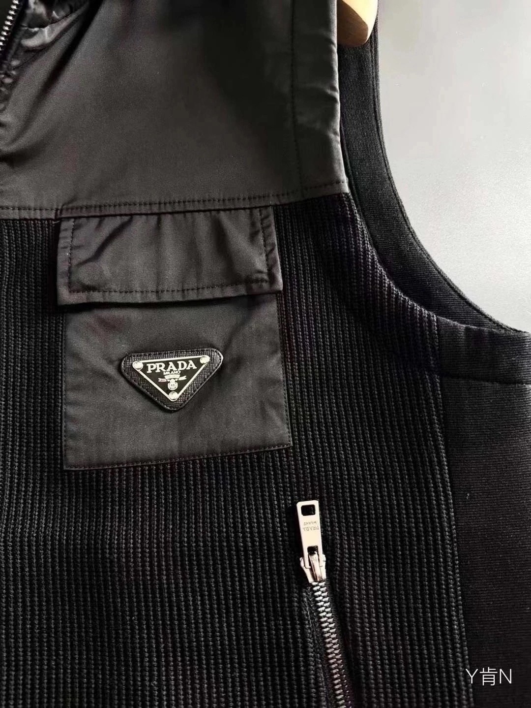 жилетка прада,стильная жилетка,жилет prada,жилетка,жилетка безрукавка