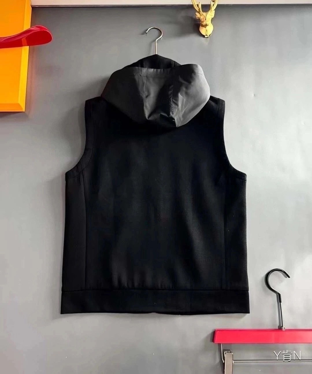 жилетка прада,стильная жилетка,жилет prada,жилетка,жилетка безрукавка